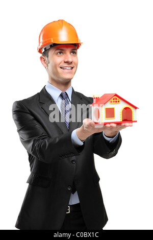 Un contremaître sourire portant casque et la tenue d'une maison modèle Banque D'Images