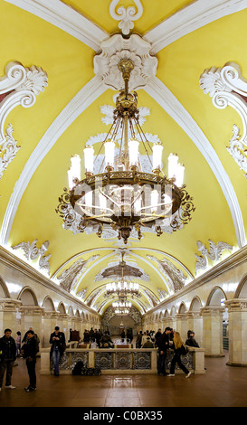 Un plafond voûté et d'un lustre spectaculaire dans la station de métro Komsomolskaya de Moscou, Russie Banque D'Images