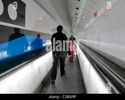 Paris, France, les gens sur le trottoir en mouvement à l'intérieur du couloir de métro, la gare Montparnasse, les passagers du métro parisien, la solitude. Image conceptuelle de la solitude représentée par la silhouette d'un homme marchant dans un couloir Banque D'Images