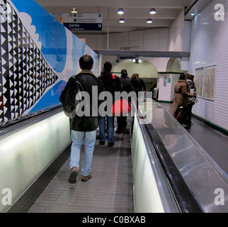 Paris, France, personnes marchant à l'intérieur de couloir de métro, la gare Montparnasse Banque D'Images