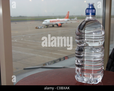 Bouteille d'un litre de l'eau sur une table à l'aéroport john Lennon de Liverpool Merseyside uk Banque D'Images