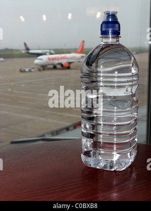 Bouteille d'un litre de l'eau sur un tableau passé la sécurité en salle d'embarquement à l'aéroport john Lennon de Liverpool Merseyside uk Banque D'Images