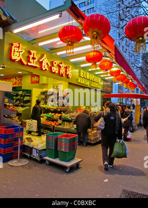 Paris, France, magasins asiatiques, extérieur, magasin d'alimentation chinois, Supermarché Chinatown 'Europasie' sacs de shopping chinois, couleur ville Banque D'Images