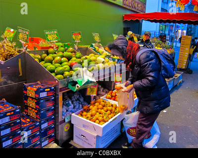 Paris, France, Asians Woman, Shopping, Chinese Food Grocery Store, Chinatown 'Europasie' Winter, Outside, quartier épicerie légumes Banque D'Images