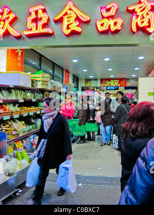 Paris, France, Asians Shopping, épicerie chinoise, panneau « Europasie » de Chinatown, sacs à provisions, Banque D'Images