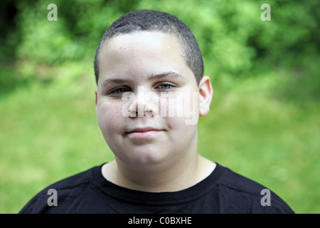 Outddors portrait garçon Latino heureux Banque D'Images