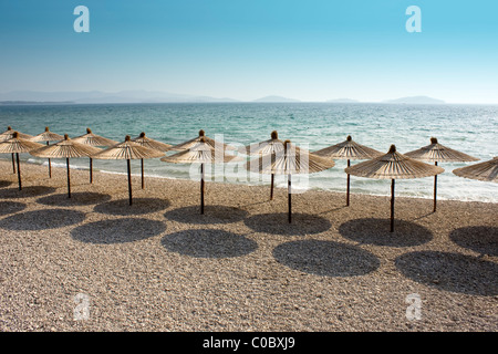 Parasols sur la plage de roseau Banque D'Images