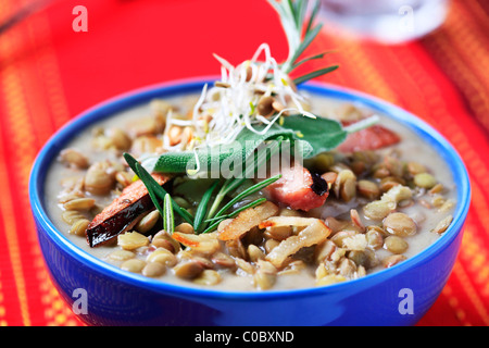 Bol de soupe de lentilles avec de la saucisse - détail Banque D'Images