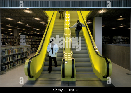 Escalator jaune vif dans la bibliothèque centrale de Seattle, État de Washington, USA. Banque D'Images