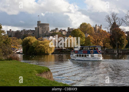 Le château de Windsor et la Tamise en automne Banque D'Images