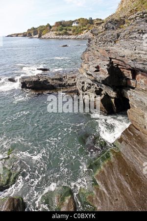 Falaise rocheuse le long de célèbre Newport Cliff walk Banque D'Images