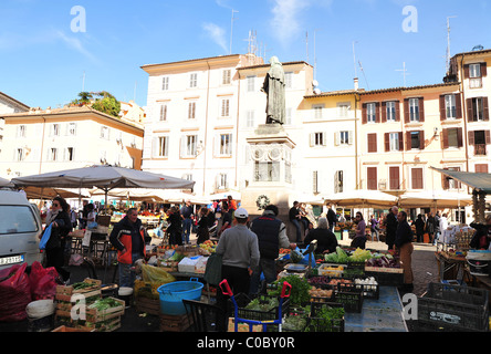 Rome, Italie - Le marché traditionnel le dimanche de la Piazza Campo de Fiori, dans le centre historique de Rome Banque D'Images