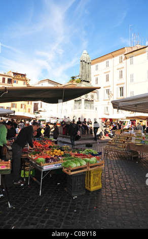 Rome, Italie - Le marché traditionnel le dimanche de la Piazza Campo de Fiori, dans le centre historique de Rome Banque D'Images