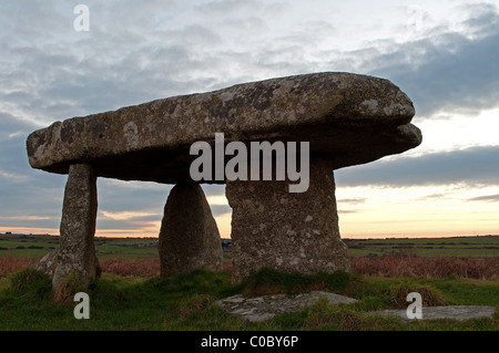 Lever du soleil à lanyon quoit près de madron à west Cornwall, uk Banque D'Images