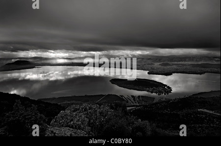 Storm coming dans le lac Pamvotis (ou 'Pamvotis'). Vous pouvez voir l'îlet ('Nisaki') du lac avec son village, et la ville de Ioannina Banque D'Images