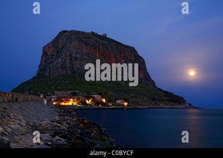 Le rocher de la castletown de Monemvasia, souvent appelé le grec 'Gibraltar dans la nuit. Péloponnèse, Laconie, Grèce Banque D'Images