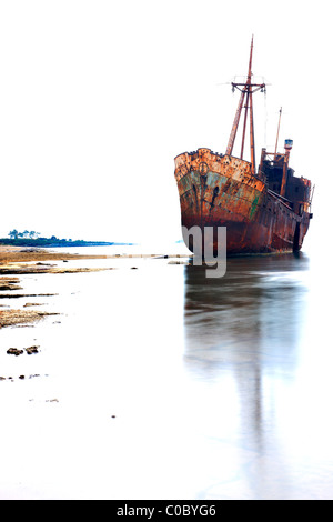 La "imitrios' naufrage à Glyfada (aussi connu comme 'Valtaki') plage, à proximité de la ville de Gythio, Mani, Laconie, Grèce. Banque D'Images