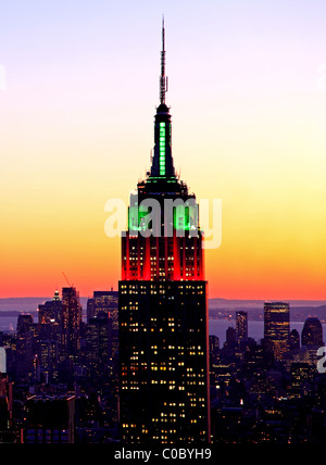 Empire State Building à New York illuminée en couleurs de Noël Banque D'Images