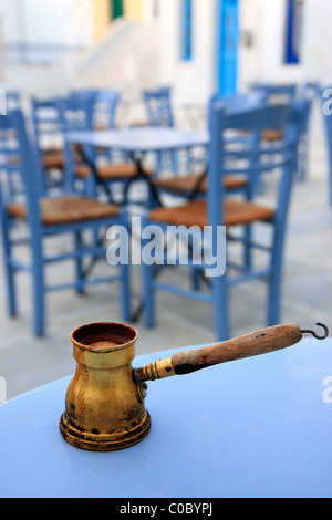 Un café grec traditionnel pot dans un café dans l'Hora ('capital") de l'île de Serifos, Cyclades, Grèce Banque D'Images