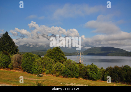 Le lac Manapouri, Fiordland National Park, région de Southland, île du Sud, Nouvelle-Zélande Banque D'Images