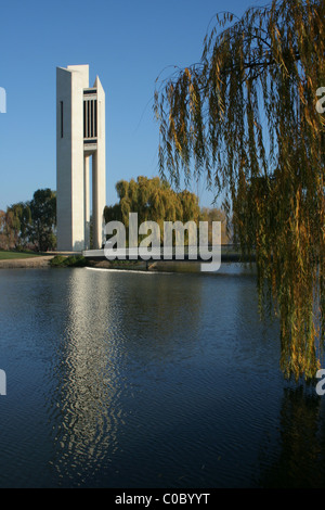 LE CARILLON NATIONAL (BELL TOWER) EST SITUÉ SUR L'ÎLE QUEEN ELIZABETH II, LE LAC BURLEY GRIFFIN, AU CENTRE DE CANBERRA. AGIR. LE CARILLON A 57 CLOCHES. Banque D'Images