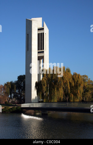 LE CARILLON NATIONAL (BELL TOWER) EST SITUÉ SUR L'ÎLE QUEEN ELIZABETH II, LE LAC BURLEY GRIFFIN, AU CENTRE DE CANBERRA. AGIR. LE CARILLON A 57 CLOCHES. Banque D'Images