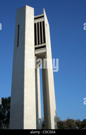 LE CARILLON NATIONAL (BELL TOWER) EST SITUÉ SUR L'ÎLE QUEEN ELIZABETH II, LE LAC BURLEY GRIFFIN, AU CENTRE DE CANBERRA. AGIR. LE CARILLON A 57 CLOCHES. Banque D'Images