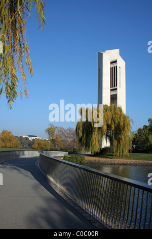 LE CARILLON NATIONAL (BELL TOWER) EST SITUÉ SUR L'ÎLE QUEEN ELIZABETH II, LE LAC BURLEY GRIFFIN, AU CENTRE DE CANBERRA. AGIR. LE CARILLON A 57 CLOCHES. Banque D'Images