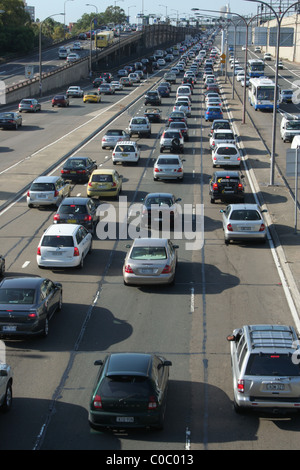 Tôt le matin, le trafic sur l'autoroute à Bradfield Sydney, Nouvelle Galles du Sud en Australie Banque D'Images