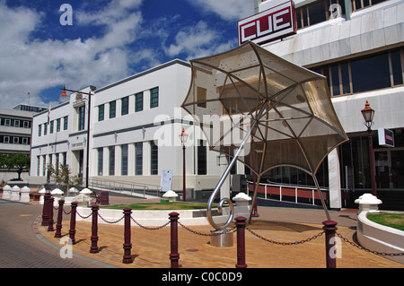 Art déco Invercargill Law courts Building and Umbrella Sculpture, Don Street, Invercargill, Southland, South Island, nouvelle-Zélande Banque D'Images