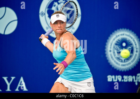 La Russe Vera Zvonareva joue en quart de finale contre Shuai Peng de la Chine à l'2011. Ouvert Pattaya PTT Banque D'Images