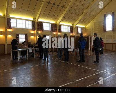 Les gens la queue pour obtenir des bulletins de vote à l'élection générale de mai 2010 Salle de l'Église en Angleterre Banque D'Images