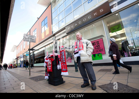 Un commerçant de la rue Crawley Town FC Vente de marchandises. Photo par James Boardman. Banque D'Images