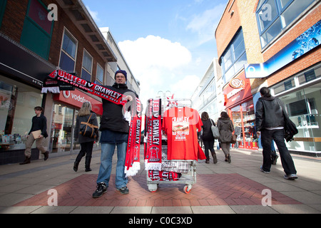 Un commerçant de la rue Crawley Town FC Vente de marchandises. Photo par James Boardman. Banque D'Images