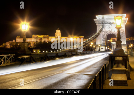 Pont des Chaînes la nuit à Budapest avec le Palais Royal et le château de Buda en arrière-plan Banque D'Images