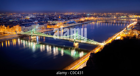 Budapest la nuit, vu de la colline Gellert Banque D'Images