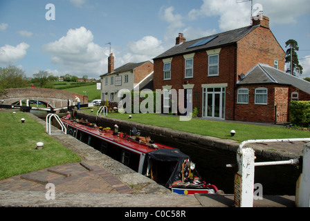 Un grand classique de la saisie d'un verrou sur le Grand Union Canal à Braunston, Northamptonshire, England, UK Banque D'Images