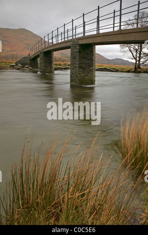 Passerelle près de l'extrémité sud de Derwentwater, avec Cat Bells dans la distance. Lake District, Cumbria. Banque D'Images