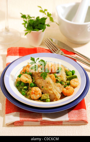 Queues de lotte aux gambas et les jeunes ails. Recette disponible. Banque D'Images