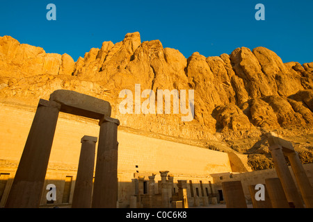Aegypten, Luxor, Theben-West, Totentempel der Hatschepsut im Talkessel von Deir el-Bahari Banque D'Images