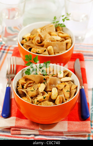 Pâtes aux champignons poulet et amandes. Recette disponible. Banque D'Images