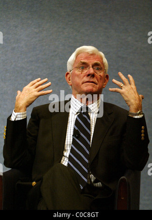 Phil Donahue Phil Donahue et Ellen Spiro écran leur documentaire 'Corps de guerre" au National Press Club. Washington DC, USA Banque D'Images