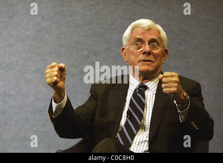 Phil Donahue Phil Donahue et Ellen Spiro écran leur documentaire 'Corps de guerre" au National Press Club. Washington DC, USA Banque D'Images