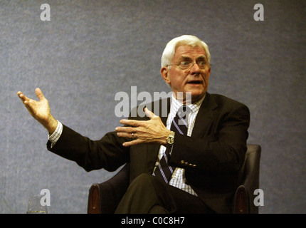 Phil Donahue Phil Donahue et Ellen Spiro écran leur documentaire 'Corps de guerre" au National Press Club. Washington DC, USA Banque D'Images