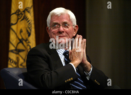 Phil Donahue Phil Donahue et Ellen Spiro écran leur documentaire 'Corps de guerre" au National Press Club. Washington DC, USA Banque D'Images