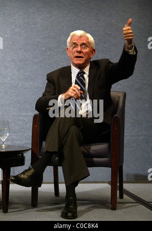 Phil Donahue Phil Donahue et Ellen Spiro écran leur documentaire 'Corps de guerre" au National Press Club. Washington DC, Banque D'Images