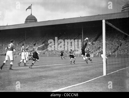 Wembley finale de la FA Cup 1949 Wolverhampton Wanderers v Leicester City. Gordon Bradley sauve la balle pour Leicester Banque D'Images