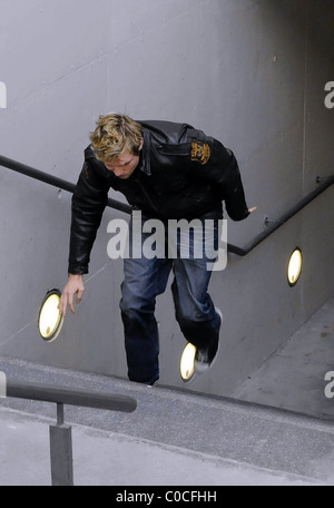 Nick Carter trébuche sur Backstreet Boys au Max Schmeling Hall concert hall Berlin, Allemagne - 08.04.08 ** ** Banque D'Images