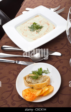 Soupe de crème d'épinards avec des croustilles de pommes de terre et les poissons pie Banque D'Images