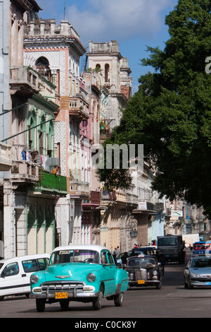 Cuba, La Havane. L'architecture mauresque sur le Prado, 1952 Chevrolet en premier plan. Banque D'Images